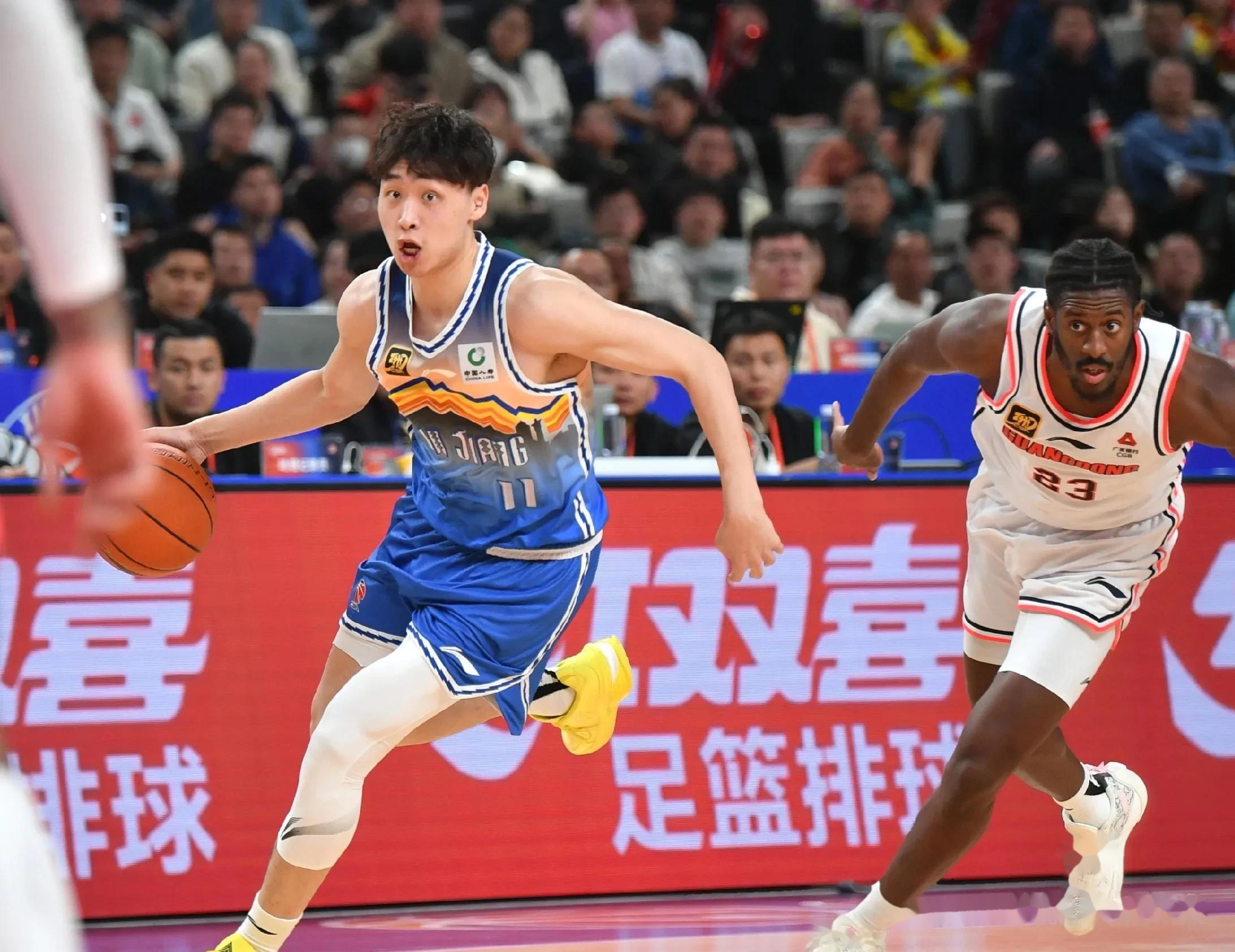 关于新疆广汇发布备战花絮；今夜豪取连胜；CBA季后赛任务艰巨；更衣室氛围转暖的信息